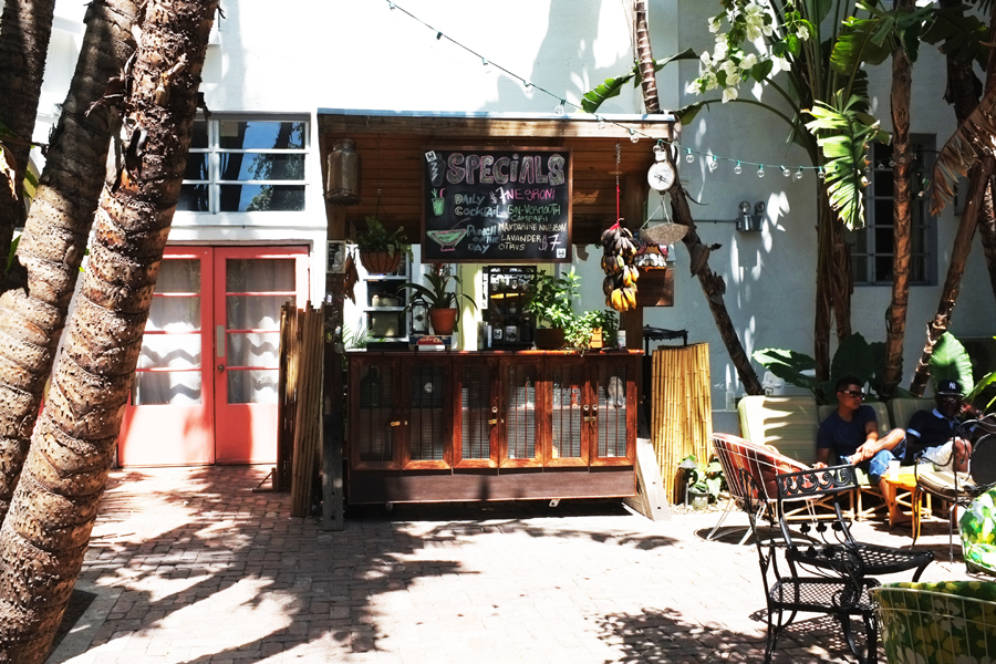 Freehand_bar_GAYLETTER